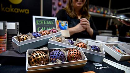 Trufas, bombones, cascada de chocolate, alfajores, cookies, mousse, lingotes, licores, helados, cerveza con cacao y esferas de chocolate, en una lista interminable de productos