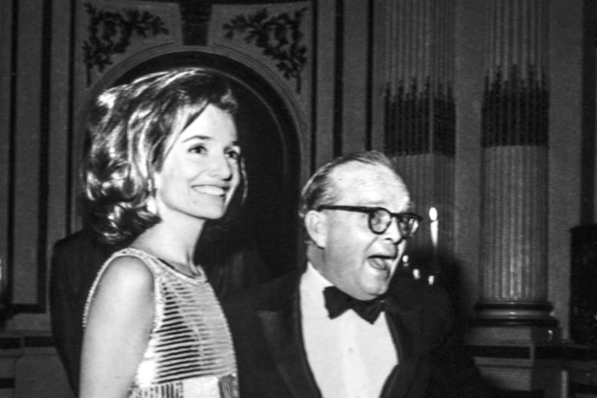 Truman Capote con una de sus confidentes: Lee Radziwill, la hermana menor de Jackie Kennedy, en Nueva York, 1966