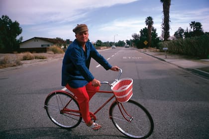 Truman Capote paseando en su bicicleta por Palm Springs, California