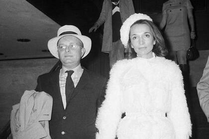Truman Capote saliendo de una recepción en el Four Seasons de Nueva York con la princesa Lee Radziwill.
