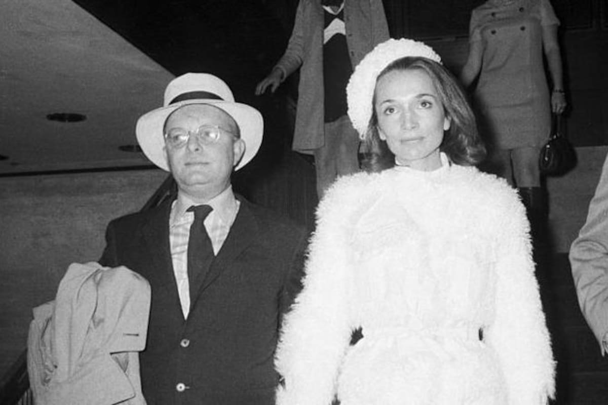 Truman Capote saliendo de una recepción en el Four Seasons de Nueva York con la princesa Lee Radziwill.