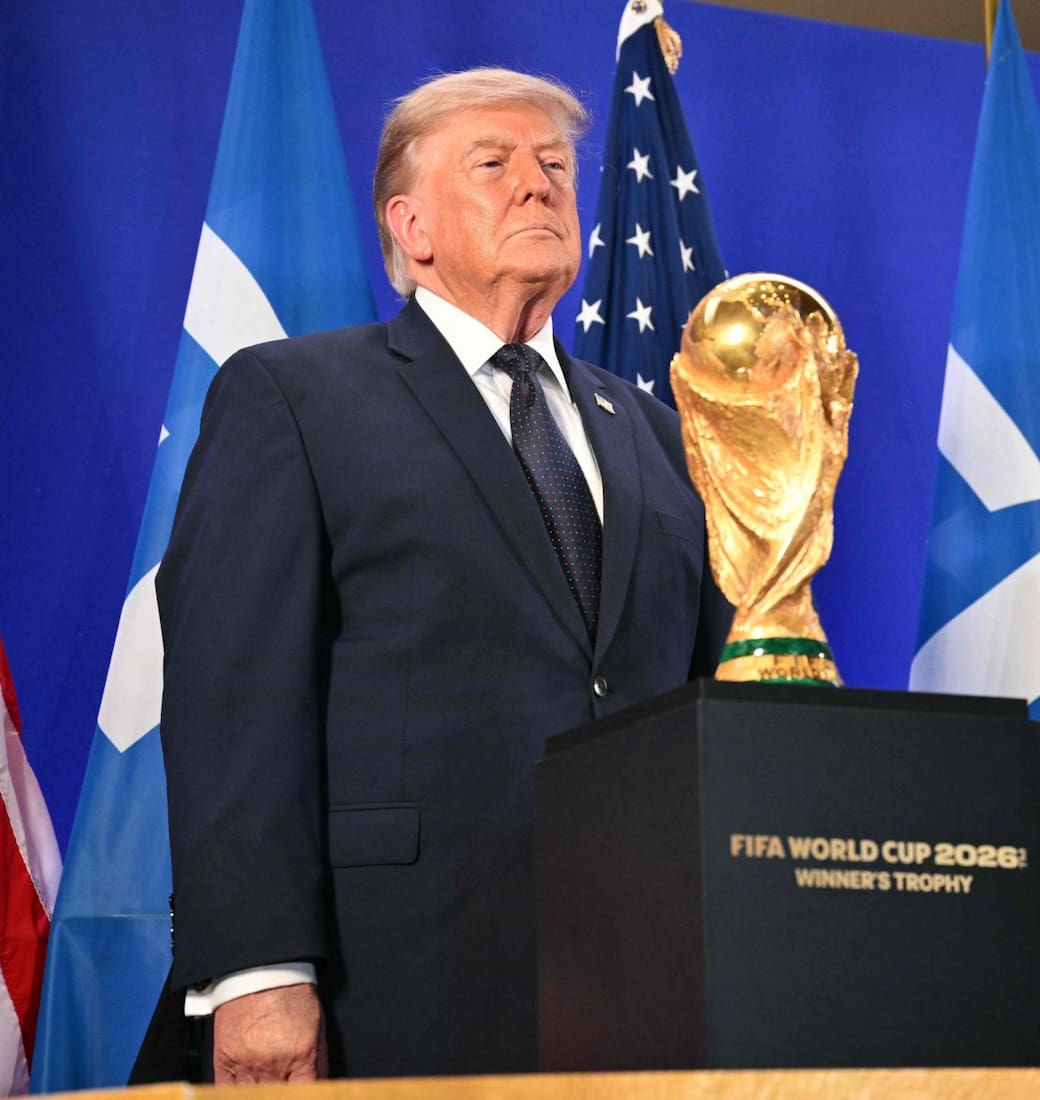 Trump al lado de la Copa del Mundo, durante una conferencia junto a Infantino en la Trump Tower antes de la final