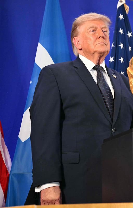 Trump al lado de la Copa del Mundo, durante una conferencia junto a Infantino en la Trump Tower antes de la final
