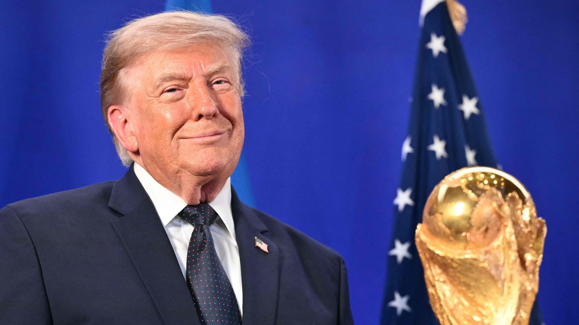 Trump al lado de la Copa del Mundo, durante una conferencia junto a Infantino en la Trump Tower antes de la final