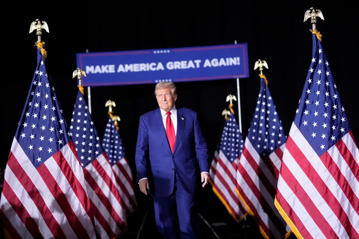 Trump, al llegar para hablar en un acto de campaña en Michigan (Foto AP/Alex Brandon)