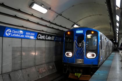 Trump amenaza con retirar fondos a transporte de Chicago tras ataque con fuego a mujer