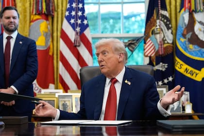 Trump anuncia aranceles a gabinetes de cocina, muebles y camiones pesados