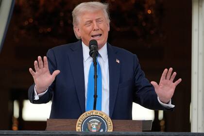 Trump anuncia veto a viajeros procedentes de una docena de países a partir del lunes