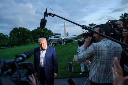Trump arremetió contra figuras demócratas: de Crockett a Bernie Sanders, a quien llamó "chiflado"
