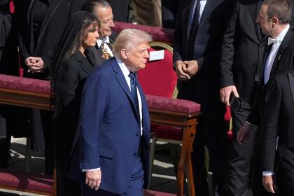 Trump asiste al funeral de Francisco, con quien que discrepó públicamente, y se reúne con Zelenskyy