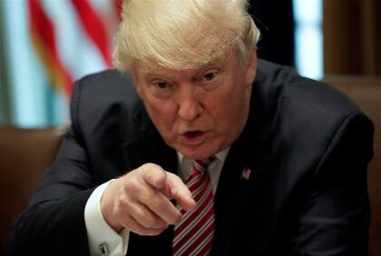 Trump, ayer, durante un encuentro con víctimas de crímenes cometidos por inmigrantes