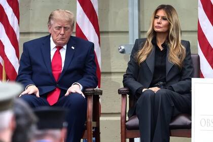 Trump cierra los ojos durante un acto en el Pentágono