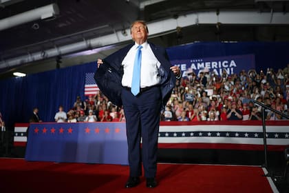 Trump, concluye su participación en un acto de campaña en el Pinnacle Bank Expo Center, en el predio de la Feria Estatal de Nebraska, Estados Unidos