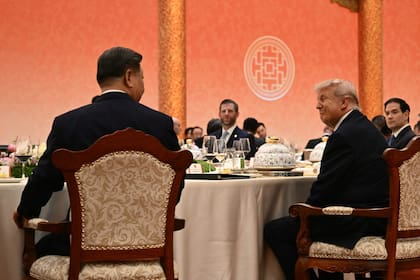 Trump conversa con Xi Jinping durante un banquete de Estado en el Gran Palacio del Pueblo, en Pekín, el 14 de mayo de 2026