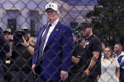 Trump dentro del octágono después de un combate de UFC celebrado en el Jardín Sur de la Casa Blanca