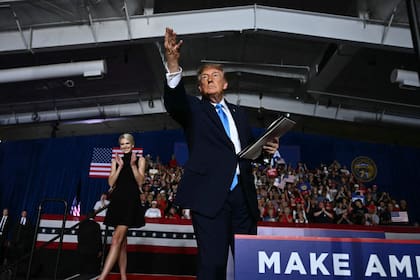 Trump después de firmar una orden ejecutiva durante un acto de campaña en el Pinnacle Bank Expo Center de Grand Island, Nebraska, Estados Unidos