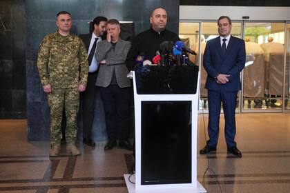 Trump dice que llamará a Putin, luego a Zelenskyy, el lunes para presionar por cese del fuego