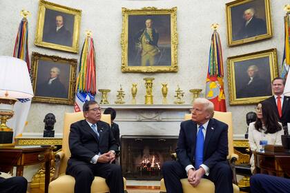 Trump dice que Nippon Steel invertirá en US Steel, en lugar de adquirirla