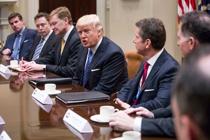 Trump dijo que cualquier persona debería poder comprar un vehículo eléctrico