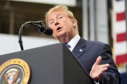Trump durante una ceremonia para otorgar la Medalla del Congreso a la tripulación de la misión Artemis II, en el Centro Espacial Johnson, en Houston