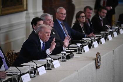 Trump durante una reunión con ejecutivos de compañías petroleras estadounidenses