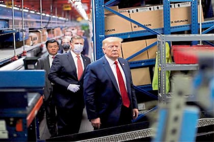 Trump durante una visita a instalaciones médicas en plena pandemia de coronavirus