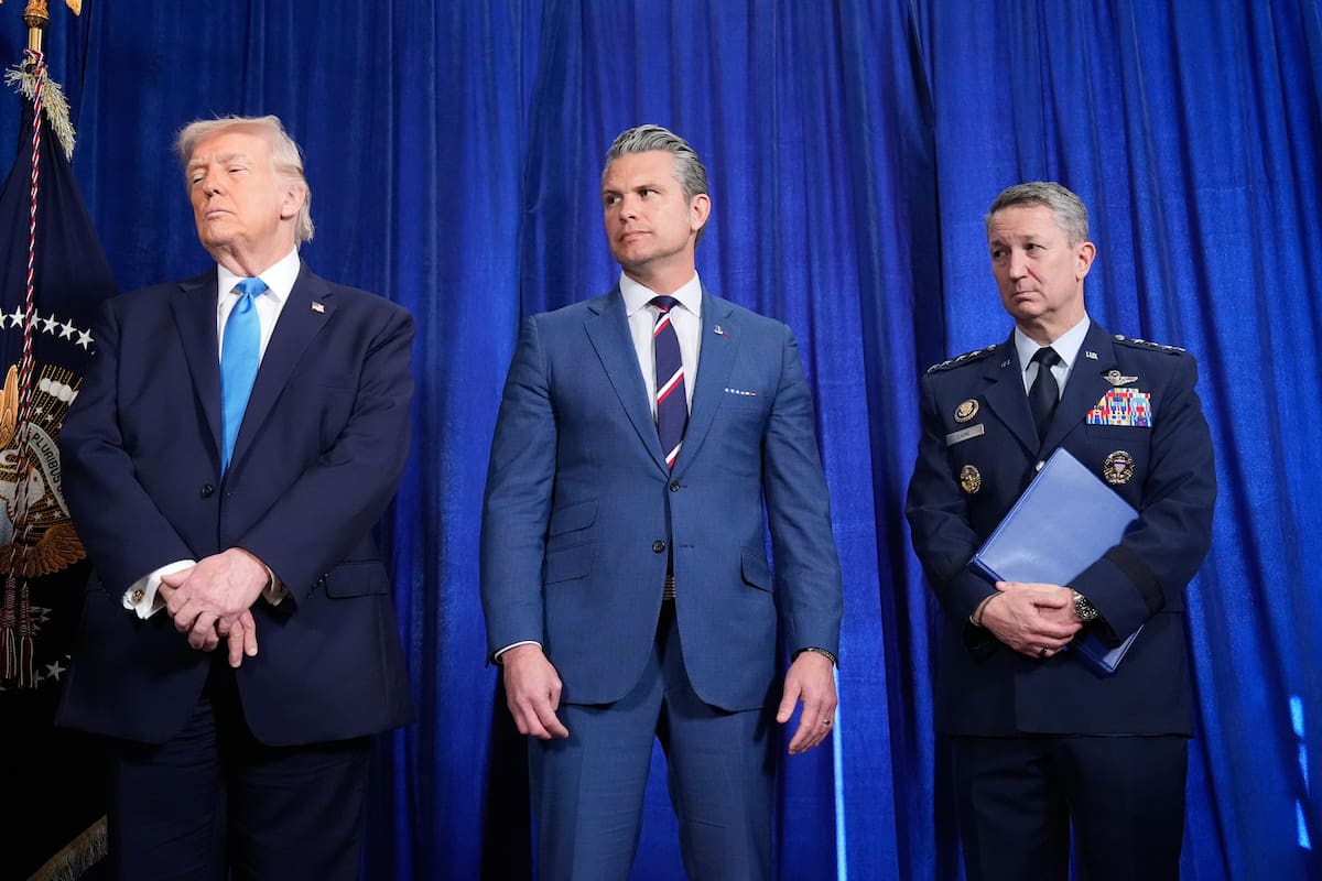 Trump, el secretario de Defensa Pete Hegseth y el jefe del Estado Mayor Conjunto general Dan Caine escuchan al secretario de Estado Marco Rubio en conferencia de prensa tras la captura de Maduro, en enero