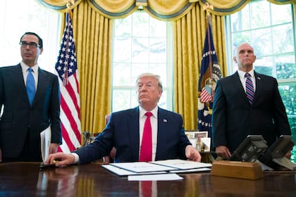 Trump, en el Salón Oval, después de firmar el decreto sobre las sanciones contra Irán