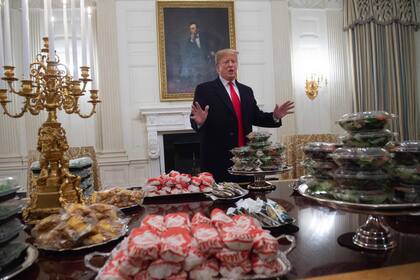 Trump encargó hamburguesas ante la ausencia de cocineros por el shutdown