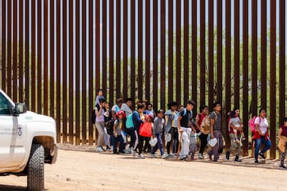 Trump endurece las políticas migratorias y restablece 'Quédate en México'