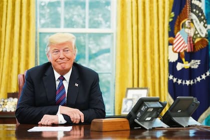 Trump escuchando al presidente mexicano, ayer, durante una conversación telefónica