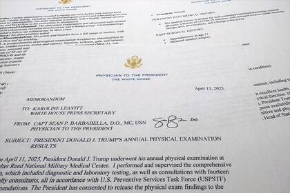 Trump está "en plena forma" para ser comandante en jefe, dice su médico tras examen físico