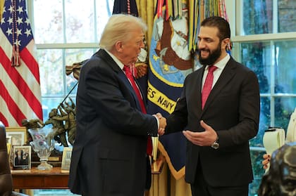 Trump estrecha la mano de Al-Sharaa, en la Casa Blanca en Washington, el lunes 10 de noviembre de 2025