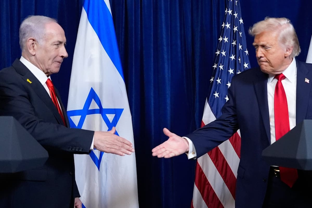Trump estrecha la mano de Netanyahu al finalizar una conferencia de prensa en Mar-a-Lago, en Palm Beach, Florida