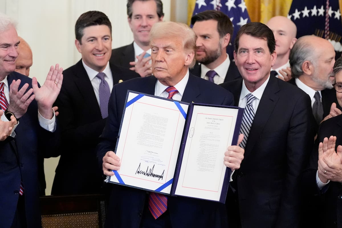 Trump firma nuevas regulaciones sobre stablecoins, un hito para la industria de las criptomonedas