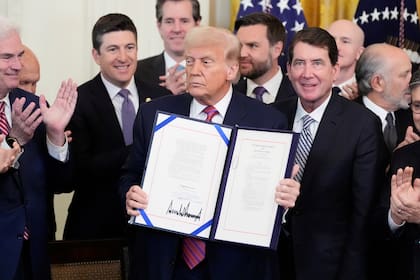 Trump firma nuevas regulaciones sobre stablecoins, un hito para la industria de las criptomonedas