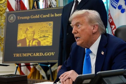 Trump firma órdenes ejecutivas en el Salón Oval de la Casa Blanca, el 19 de septiembre de 2025, en Washington, Estados Unidos