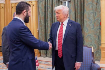 Trump firma una orden ejecutiva que pone fin a las sanciones de EEUU contra Siria