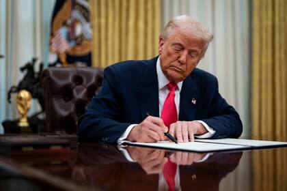 Trump firmó la orden que crea la "reserva estratégica" este jueves en el Despacho Oval.