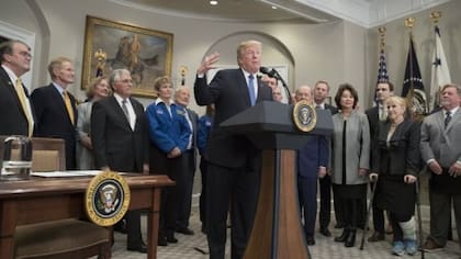 Trump firmó una orden una orden presidencial que emplaza a la NASA a enviar de nuevo misiones tripuladas a la Luna