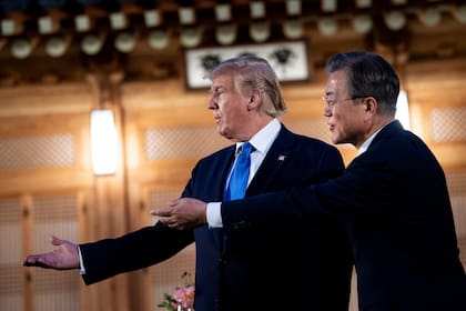 Trump fue recibido, ayer, en Seúl por el presidente surcoreano, Moon Jae-in
