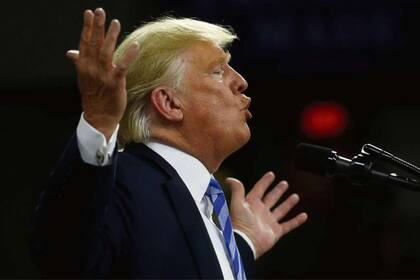 Trump gesticula durante un mitin ante sus seguidores, anteanoche, en el Centro Cívico de Charleston