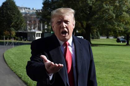 Trump habla con los medios, ayer, en los jardines de la Casa Blanca