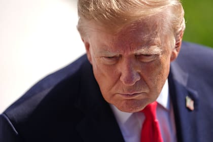 Trump habla con los periodistas mientras camina para abordar el Marine One en el jardín sur de la Casa Blanca, en Washington