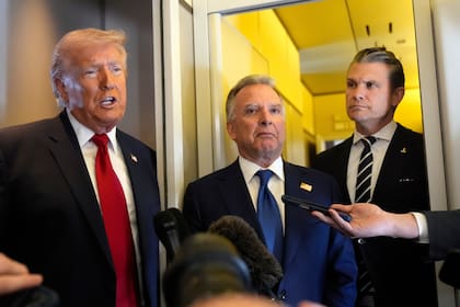 Trump habla con periodistas acompañado de Steve Witkoff y Pete Hegseth, el 7 de marzo de 2026, a bordo del avión presidencial