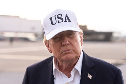 Trump habla con periodistas antes de embarcar en el Air Force One en el aeropuerto de Shannon, Irlanda