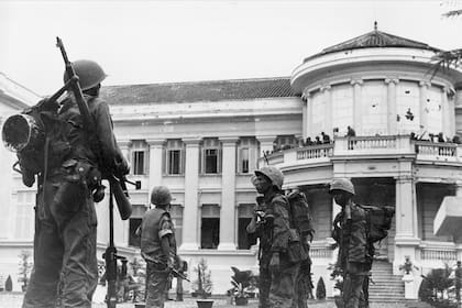 Trump habla de cambio de régimen tras ataques a Irán, pero la historia sugiere que sería difícil