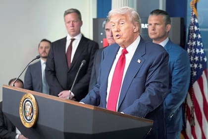 Trump habla en la sala de prensa James Brady de la Casa Blanca, en Washington