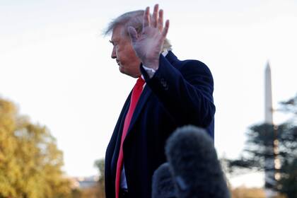 Trump habló ayer con la prensa antes de partir hacia un acto de campaña en Tupelo, Missisippi