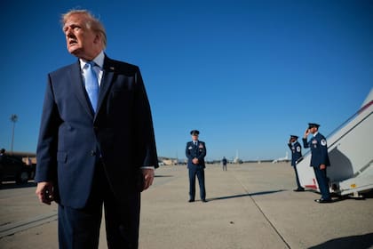 Trump habló con periodistas antes de abordar el Air Force One